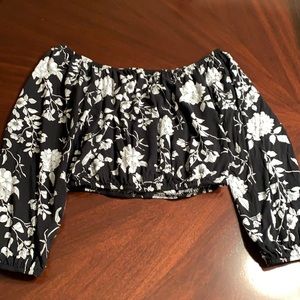 Off shoulder balloon sleeve floral crop top